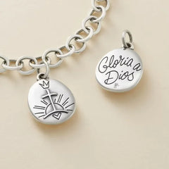 Gloria a Dios Charm